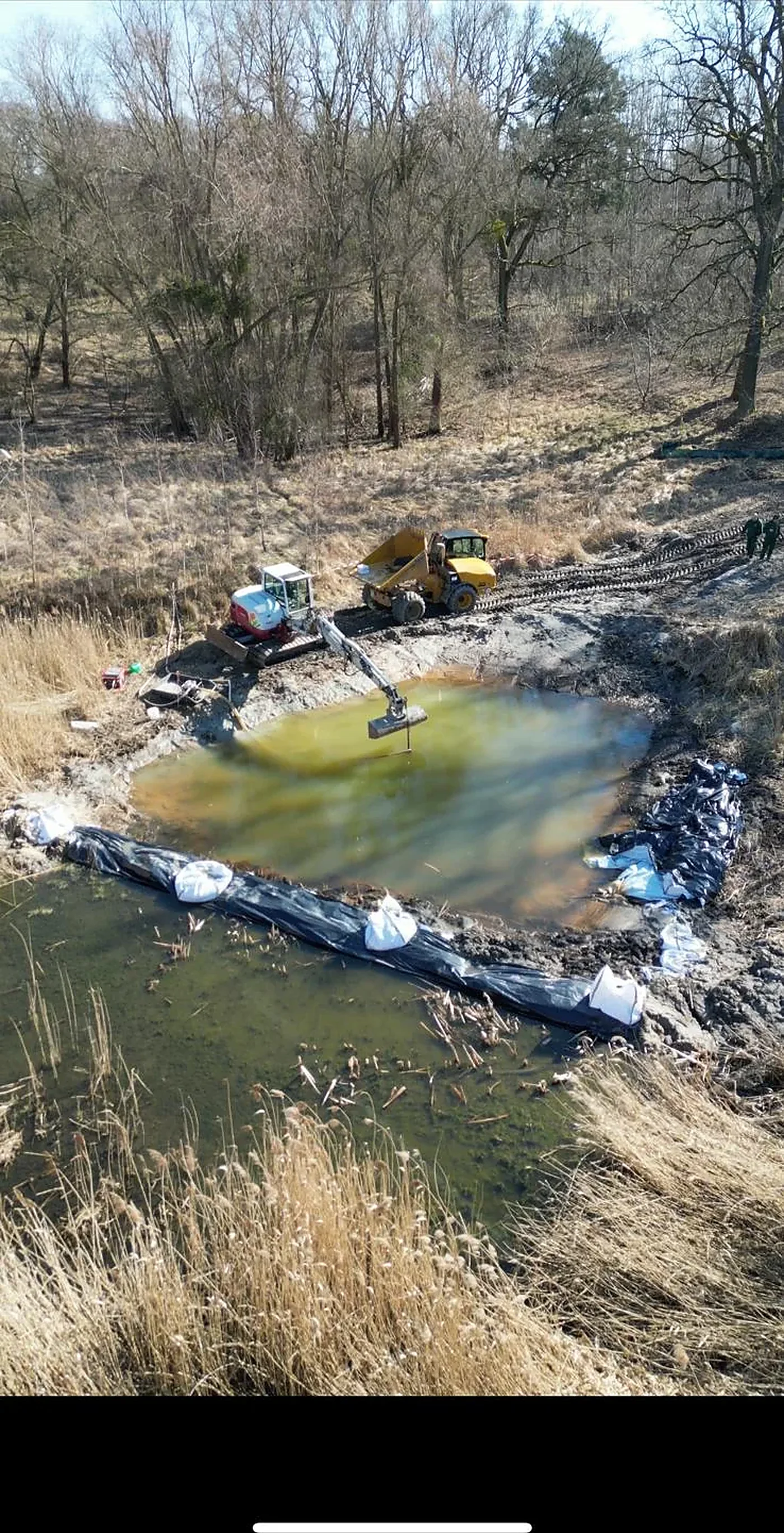 Luftbild der Naturschutz-Baustelle am Waldsee Wustermark